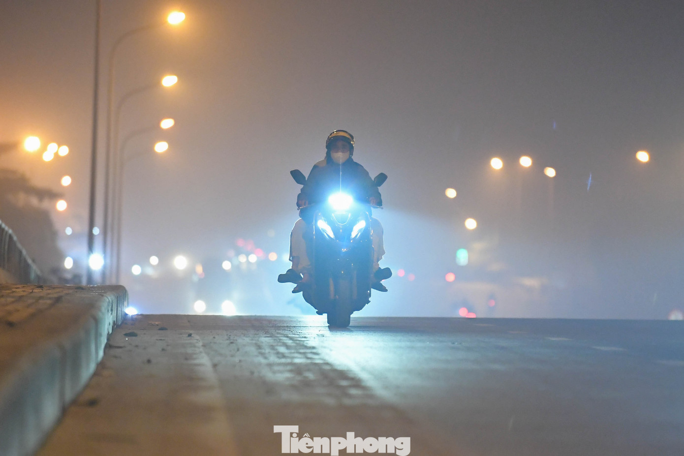 18h45, trước khu vực Trung tâm Hội nghị Quốc gia, anh Nguyễn Minh Tùng (34 tuổi, Từ Liêm) cho biết: “Không khí đặc quánh, đi bộ một lúc là cay mắt, khô họng. Tối nay thực sự khác hẳn, cảm giác như có một lớp khói phủ kín đường”.