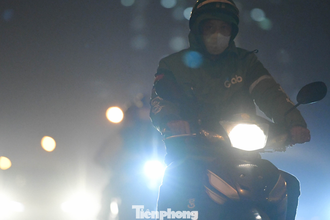 Tại khu vực Đại lộ Thăng Long, đường gom và các khu dân sinh hai bên trục chính mù mịt suốt nhiều giờ. Nhiều phương tiện phải bật đèn sớm, người đi xe máy liên tục lau mắt vì cảm giác cay rát.