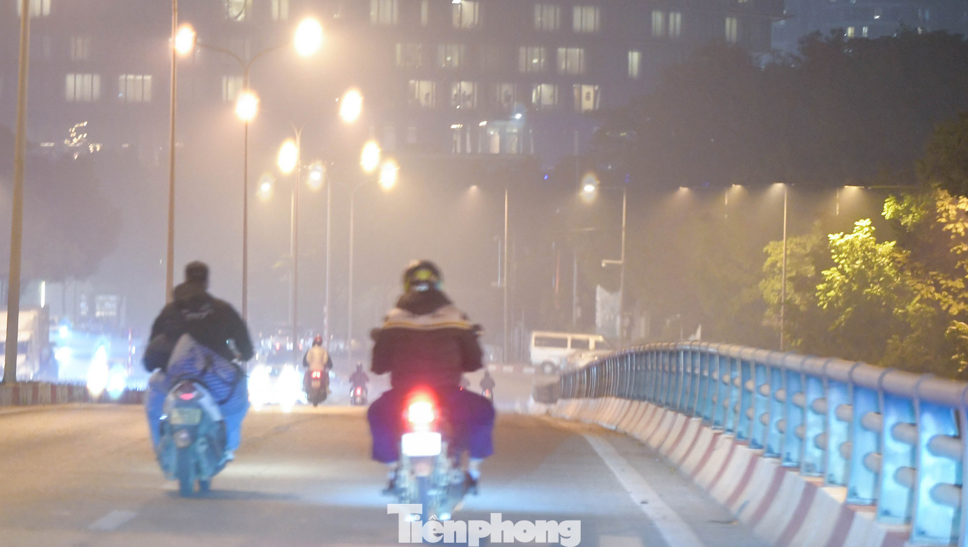 Bác Nguyễn Văn Hòa, sống gần đường gom, chia sẻ: “Tối nào cũng như sương mù đặc quánh. Tôi sống ở đây mấy chục năm nhưng chưa thấy cảnh bụi dày như hôm nay. Chỉ mong có mưa để bầu không khí dễ thở”.