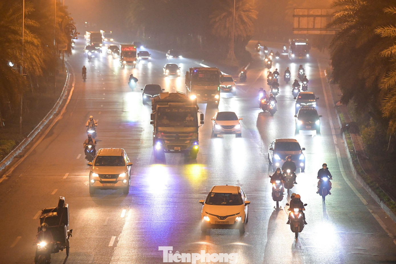 Trên những tuyến đường gom chạy song song đại lộ, hàng loạt phương tiện phải bật đèn pha dù mới chỉ đầu giờ tối.