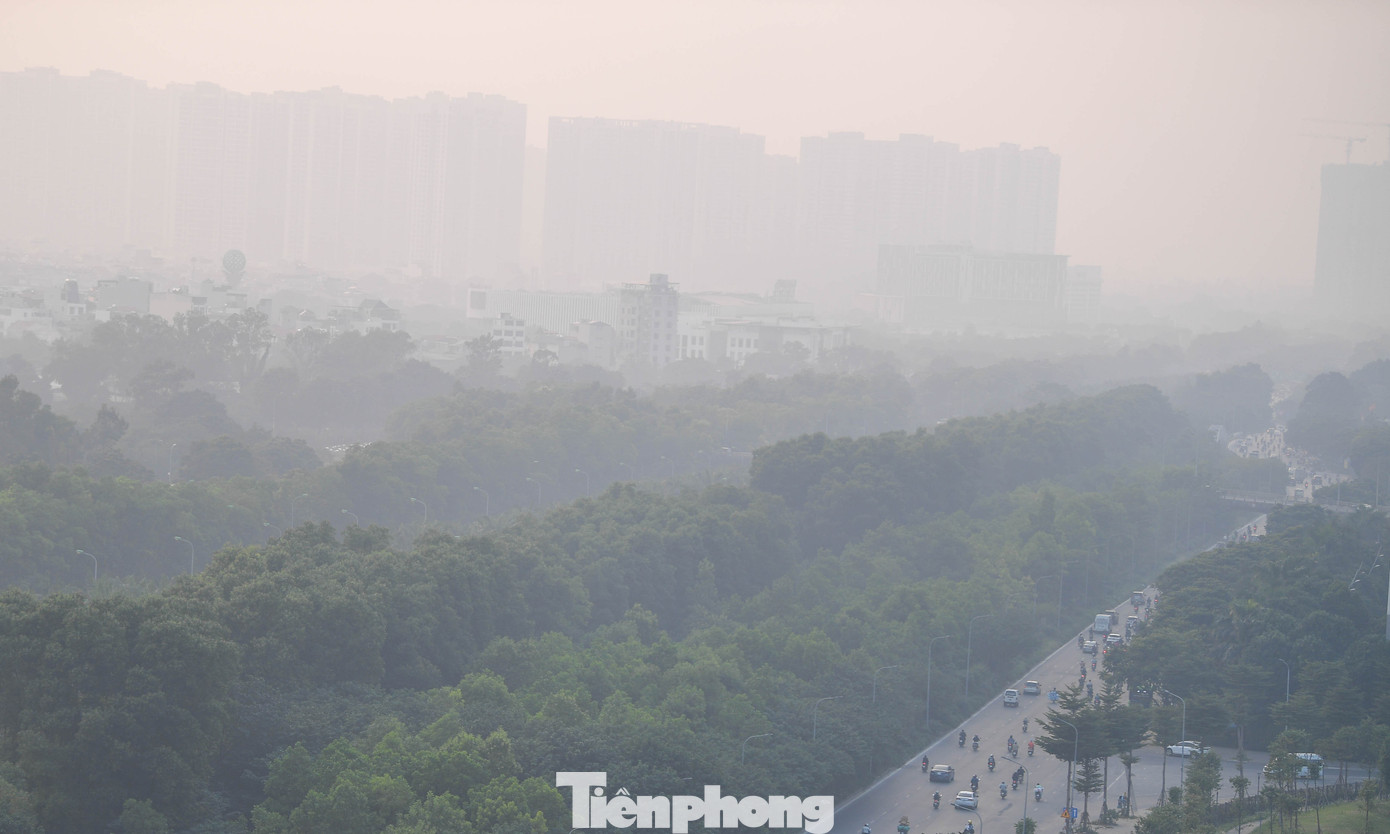 Hình ảnh Đại lộ Thăng Long lúc 17h chiều ngày 7/12.