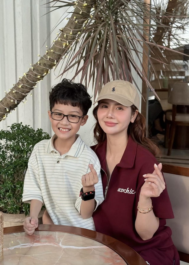 Huyền Lizzie luôn chia sẻ về nghề diễn với con trai để hai mẹ con hiểu nhau nhiều hơn. Ảnh VTV