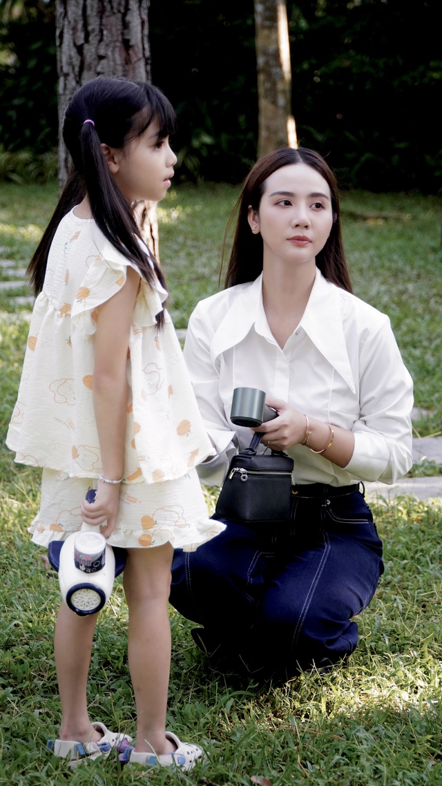 Huyền Lizzie trong Cách em 1 milimet dù không hạnh phúc nhưng cố tỏ ra mạnh mẽ trước con. Ảnh VTV