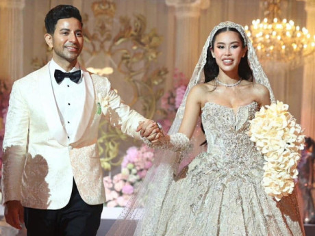 Tiên Nguyễn học catwalk để diện váy cưới 30kg