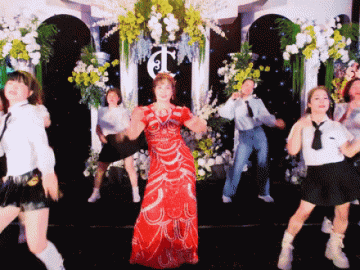 Mẹ cô dâu nhảy Zumba sôi động trong lễ cưới vì câu nói của con gái