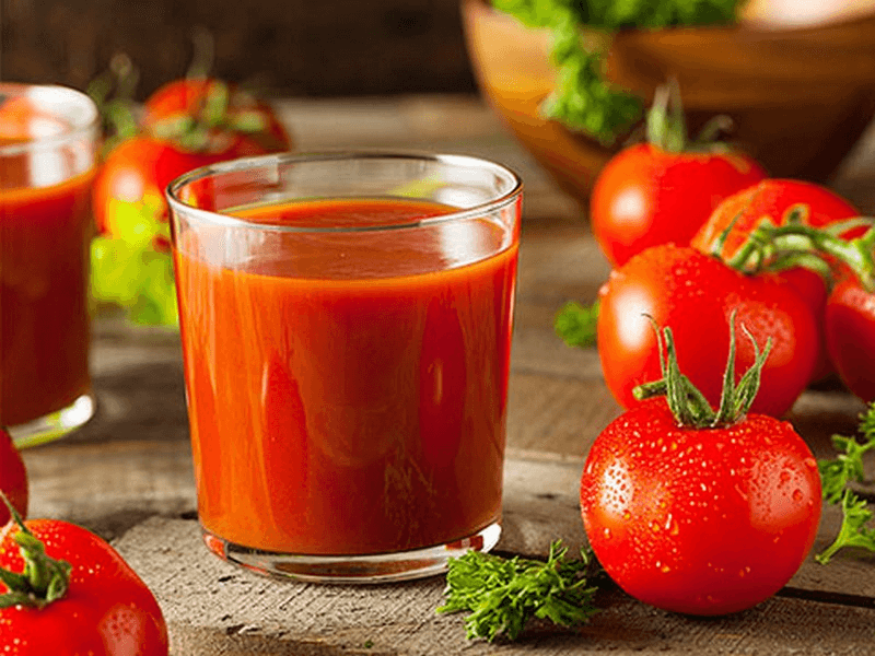 Nước ép cà chua giàu lycopene giảm giảm cholesterol LDL.