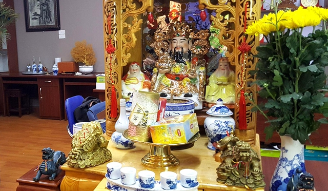 Trong kinh doanh, bàn thờ Thần tài - Thổ địa được xem là trung tâm linh khí của cửa hàng, nơi hội tụ và dẫn dắt năng lượng tài vận.