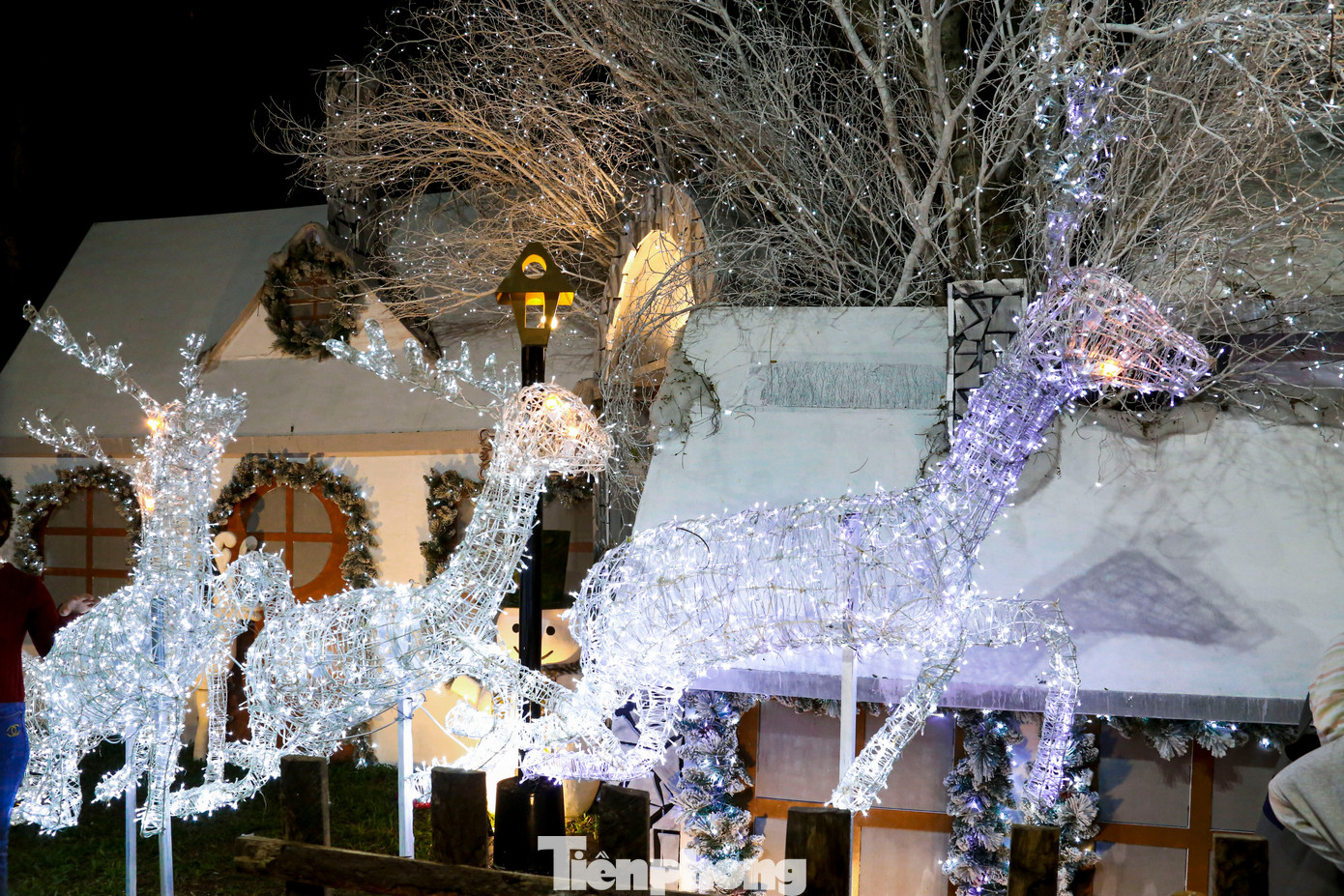 Nhiều người háo hức amp;#34;lên đồamp;#34; check-in Giáng sinh sớm - 3