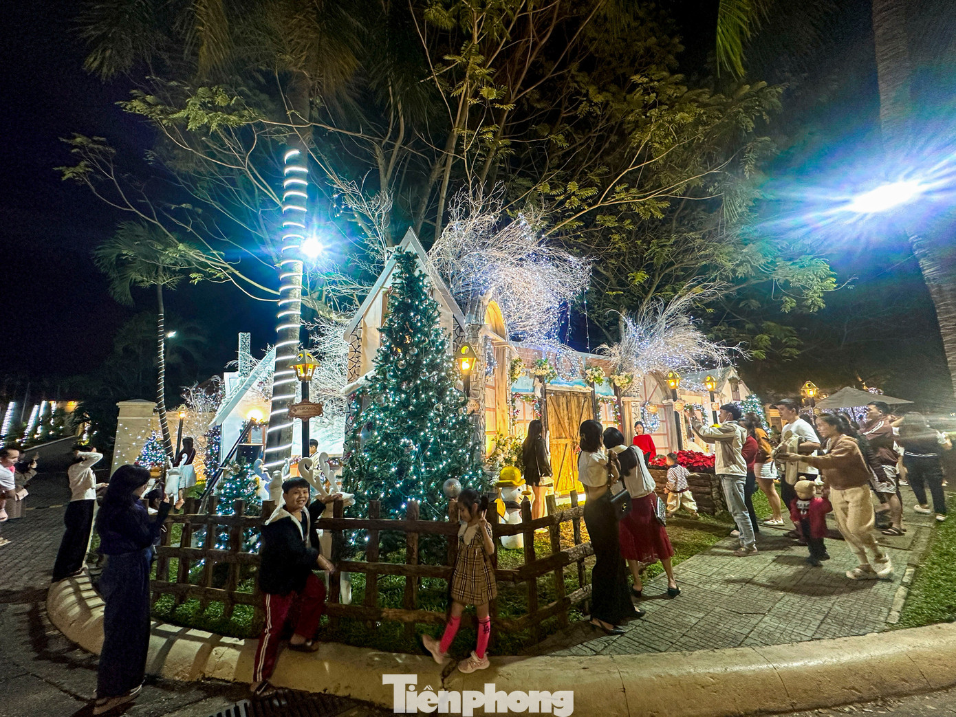 img src/upload/4-2025/images/2025-12-09/1765253169-tp-noelsom-17-width1390height927.jpg width660 /