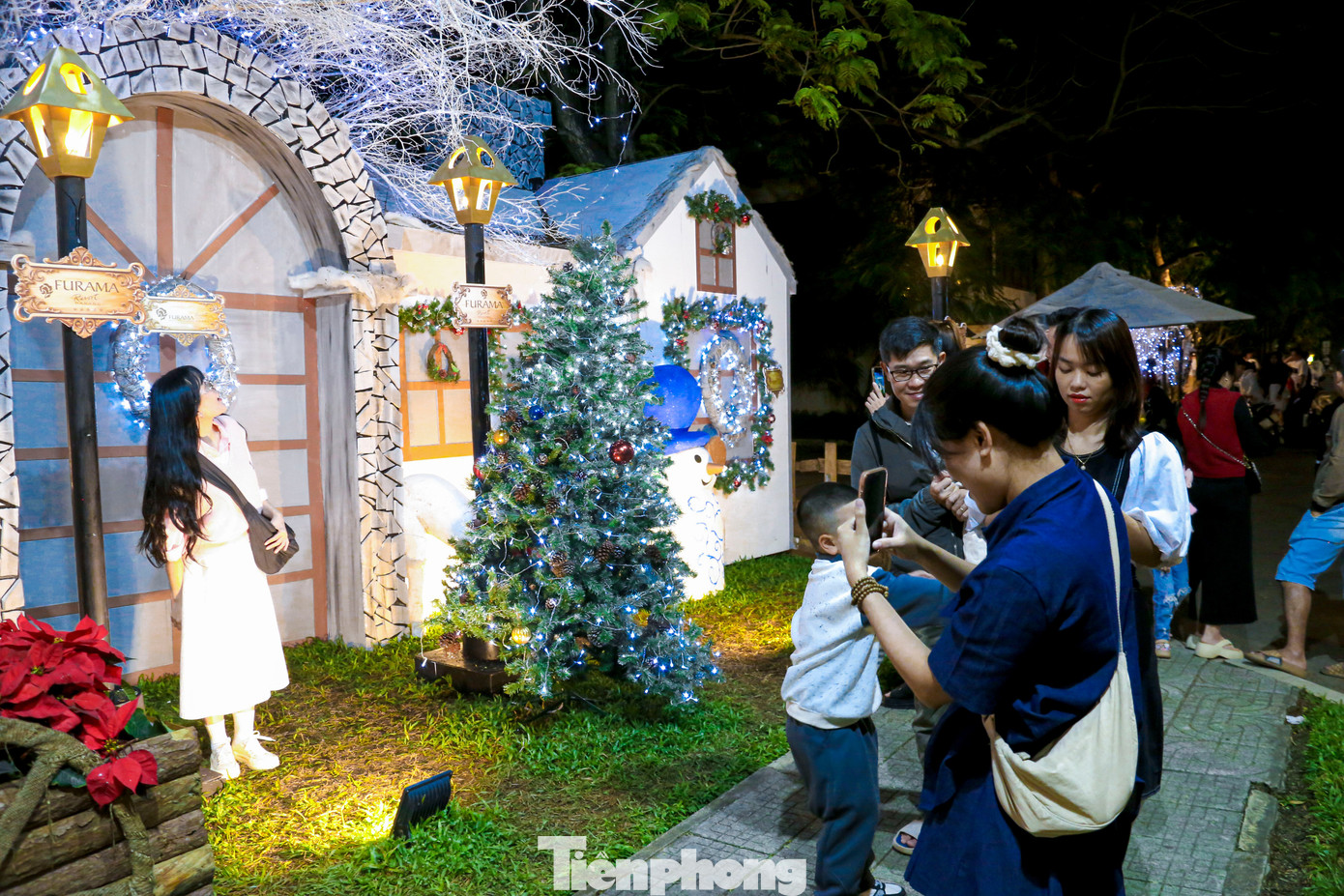 Nhiều người háo hức amp;#34;lên đồamp;#34; check-in Giáng sinh sớm - 6