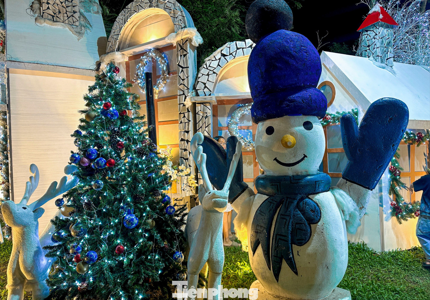 Theo ghi nhận, trên tuyến đường Võ Nguyên Giáp (phường Ngũ Hành Sơn), các tiểu cảnh Giáng sinh được dựng lên từ sớm với cây thông, mô hình tuần lộc cùng ánh đèn lấp lánh thu hút nhiều người dừng lại chụp hình. Nhiều bạn trẻ cũng tranh thủ thời tiết đẹp, “lên đồ” từ sớm để ghi lại những khoảnh khắc lung linh nhất.