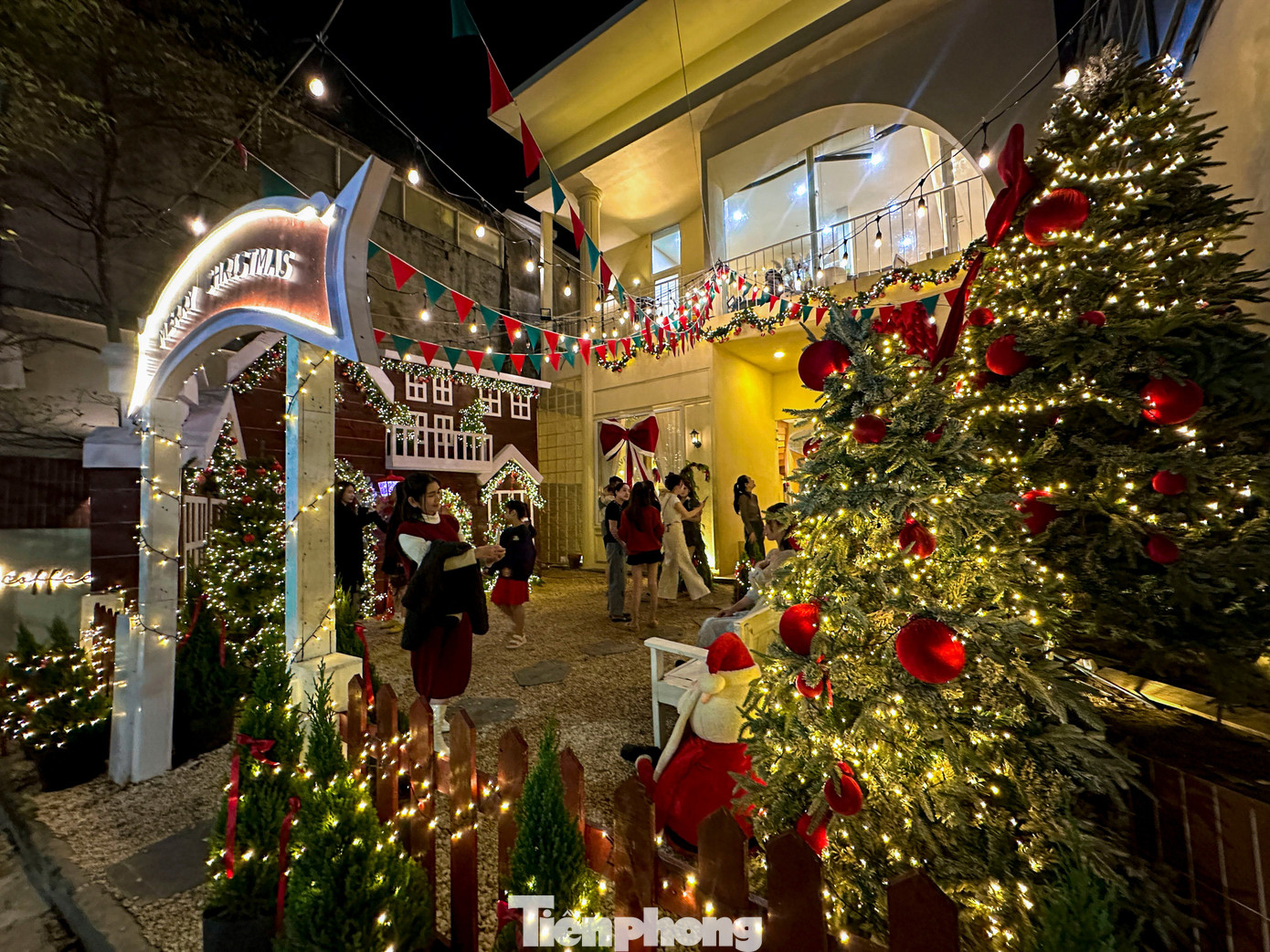 Quán cà phê trên đường Nguyễn Tri Phương được trang trí rực rỡ, lung linh sắc màu. Việc thay đổi concept, bố trí các tông màu bắt mắt giúp quán thu hút đông đảo khách tìm đến check-in.