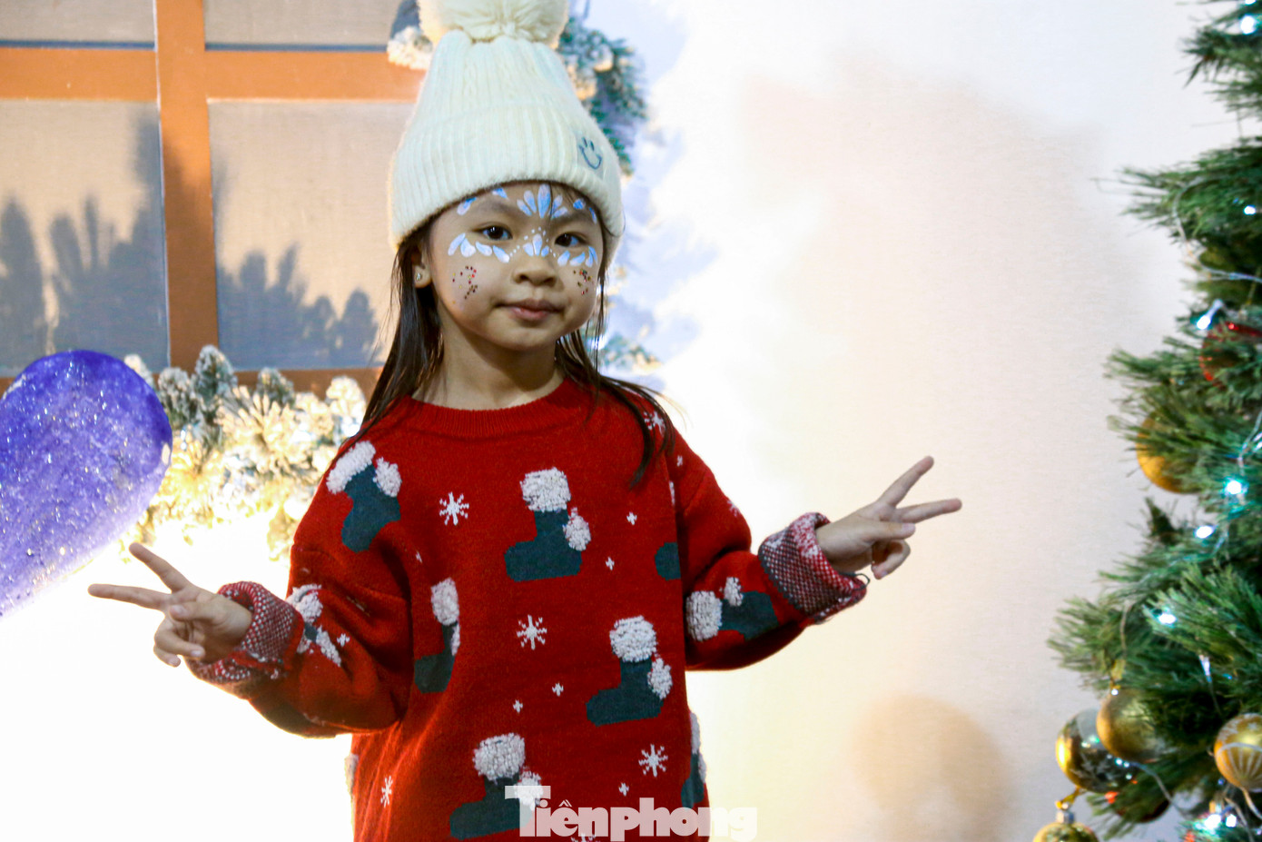 Nhiều em nhỏ được gia đình đưa đến vui chơi, chụp hình cùng các tiểu cảnh Giáng sinh.