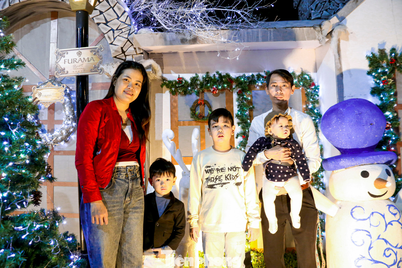 Chị Nguyễn Huỳnh Thiên Hương (trú phường Hải Châu) cho biết năm nào gia đình chị cũng đến các điểm vui chơi ở đường Võ Nguyên Giáp để chụp hình, tận hưởng không khí Noel sớm. “Nhiều hoạt cảnh được dựng rất đẹp mắt, rực rỡ khiến ai đi ngang cũng phải nhìn. Tranh thủ thời tiết tạnh ráo, tôi chở các con ra đây vui chơi, chụp ảnh và đón không khí Giáng sinh trước khi đông đúc hơn”, chị Hương nói.