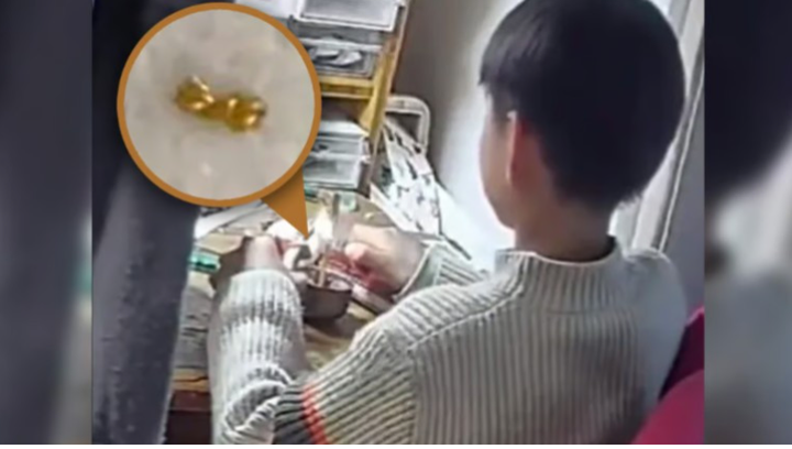 Ban đầu, cậu bé dùng bật lửa để thử làm nóng chảy chiếc dây chuyền vàng. (Ảnh: QQ.com)