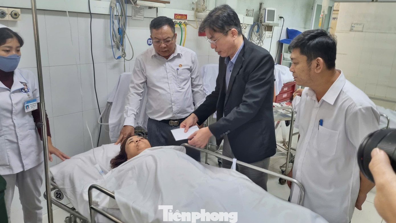 Ngành chức năng thăm hỏi nạn nhân vụ tai nạn