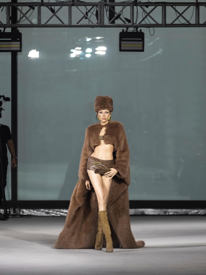 Siêu mẫu Võ Hoàng Yến tại show thời trang hôm 5/12.