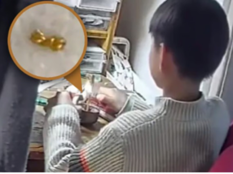 Yêu con - Cậu bé 8 tuổi cắt vụn dây chuyền vàng của mẹ để tặng các bạn trong lớp