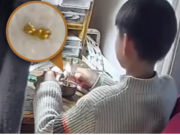 Yêu con - Cậu bé 8 tuổi cắt vụn dây chuyền vàng của mẹ để tặng các bạn trong lớp