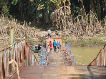 Nối nhịp cầu phao bị lũ cuốn trôi hàng cây số ở Huế