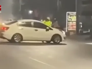 Tài xế say rượu liều lĩnh tông thẳng vào CSGT khi bị kiểm tra