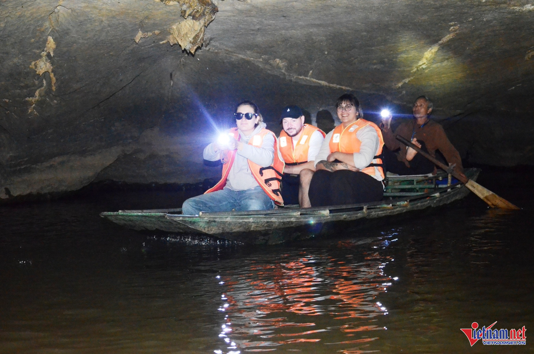 Khám Phá Hang Động Có Nhũ Đá Hình Tượng Phật Ngồi Thiền Ở Ninh Bình Rất Nhiều Du Khách Quốc Tế Và Trong Nước Đến Thung Nham Khám Phá Hang Bụt