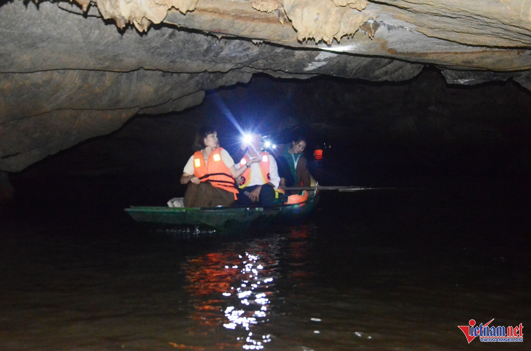 Khám Phá Hang Động Có Nhũ Đá Hình Tượng Phật Ngồi Thiền Ở Ninh Bình Hang Bụt Là Hang Động Xuyên Thủy (Xuyên Qua Nước) Dài 500M, Nằm Xuyên Trong Lòng Núi Tướng