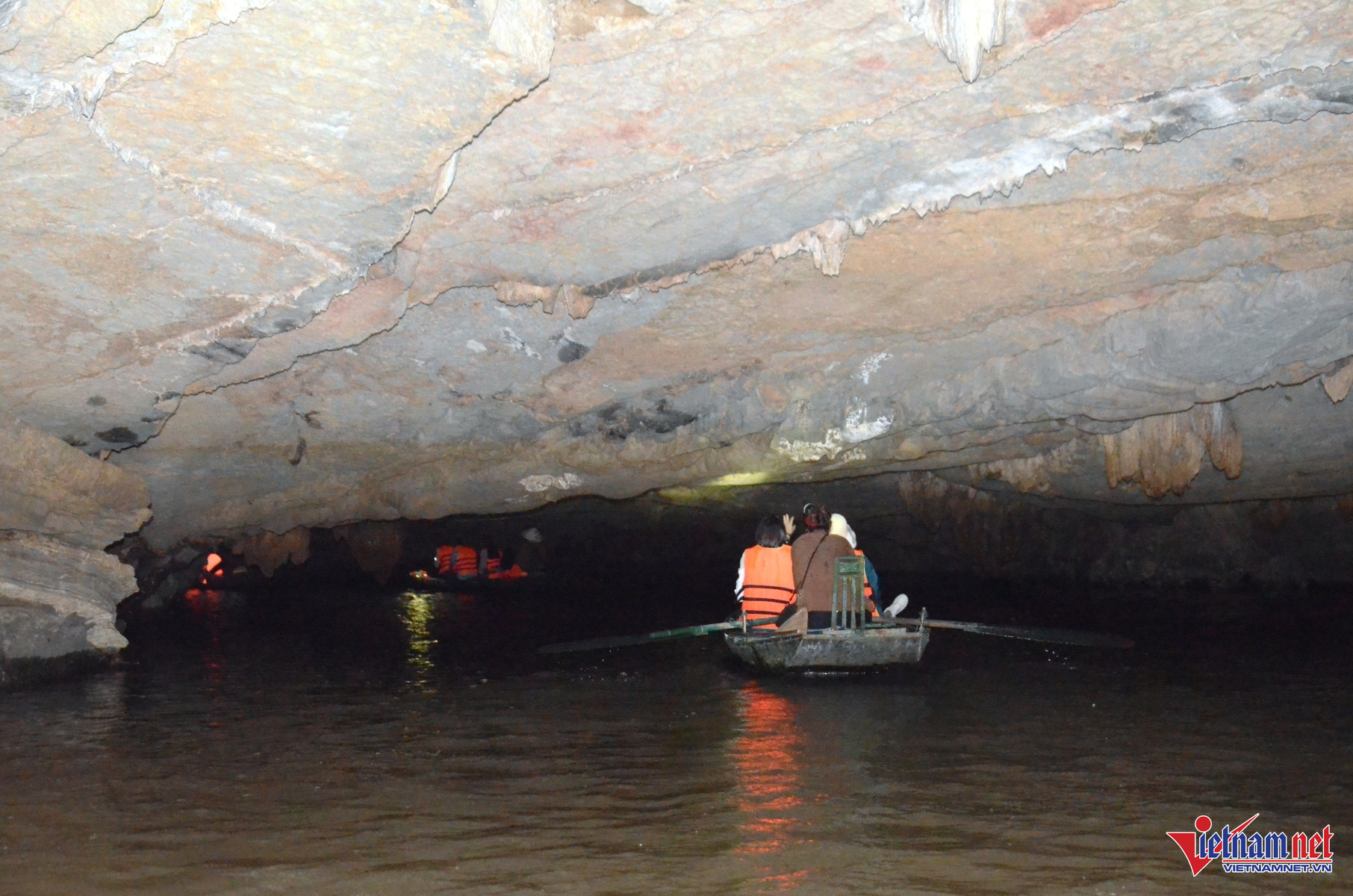 Khám Phá Hang Động Có Nhũ Đá Hình Tượng Phật Ngồi Thiền Ở Ninh Bình Bên Trong Hang Bụt Có Hình Dáng Như Một Đường Ống Hình Bán Nguyệt Bằng Đá