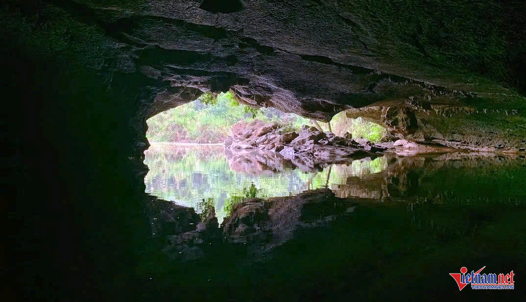 Khám Phá Hang Động Có Nhũ Đá Hình Tượng Phật Ngồi Thiền Ở Ninh Bình Cuối Hang Bụt Có Thể Đi Xuyên Sang Động Thiên Hà