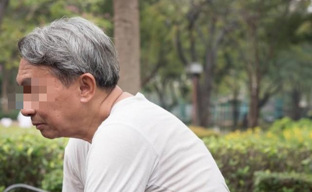 Ông vẫn gửi đều đặn cho con gái khoảng 70.000 NDT mỗi năm, số tiền mà ông gom góp bằng cách nhặt phế liệu, ăn thức ăn thừa mà người khác bỏ đi. Ảnh minh họa