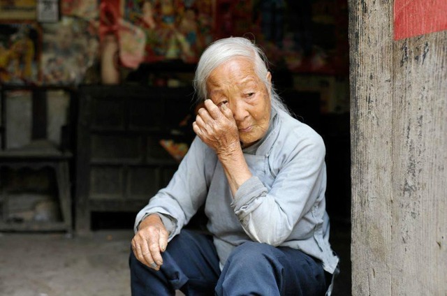 Mẹ bệnh tật con cả không đến, chỉ có con út chăm sóc nhưng bà vẫn phàn nàn con út không có tài, học hành dở dang, công việc chân tay lam lũ, không kiếm được nhiều tiền như người con cả. Ảnh minh họa