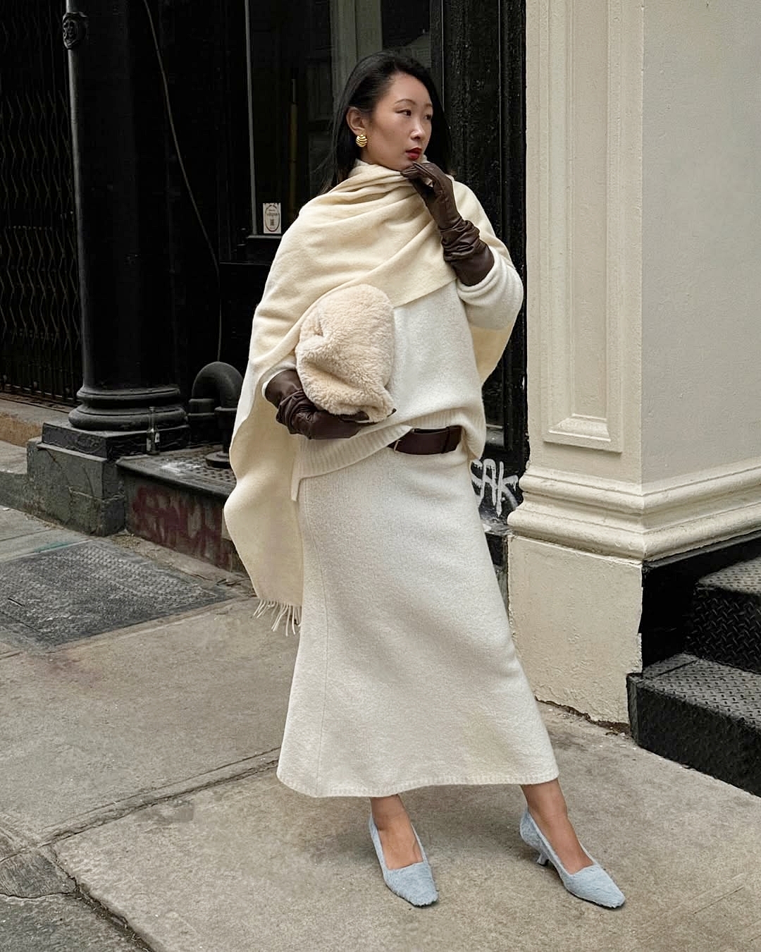 Một trong những cách dễ nhất là mặc cả bộ váy áo len tối giản, kết hợp khăn choàng đồng điệu.