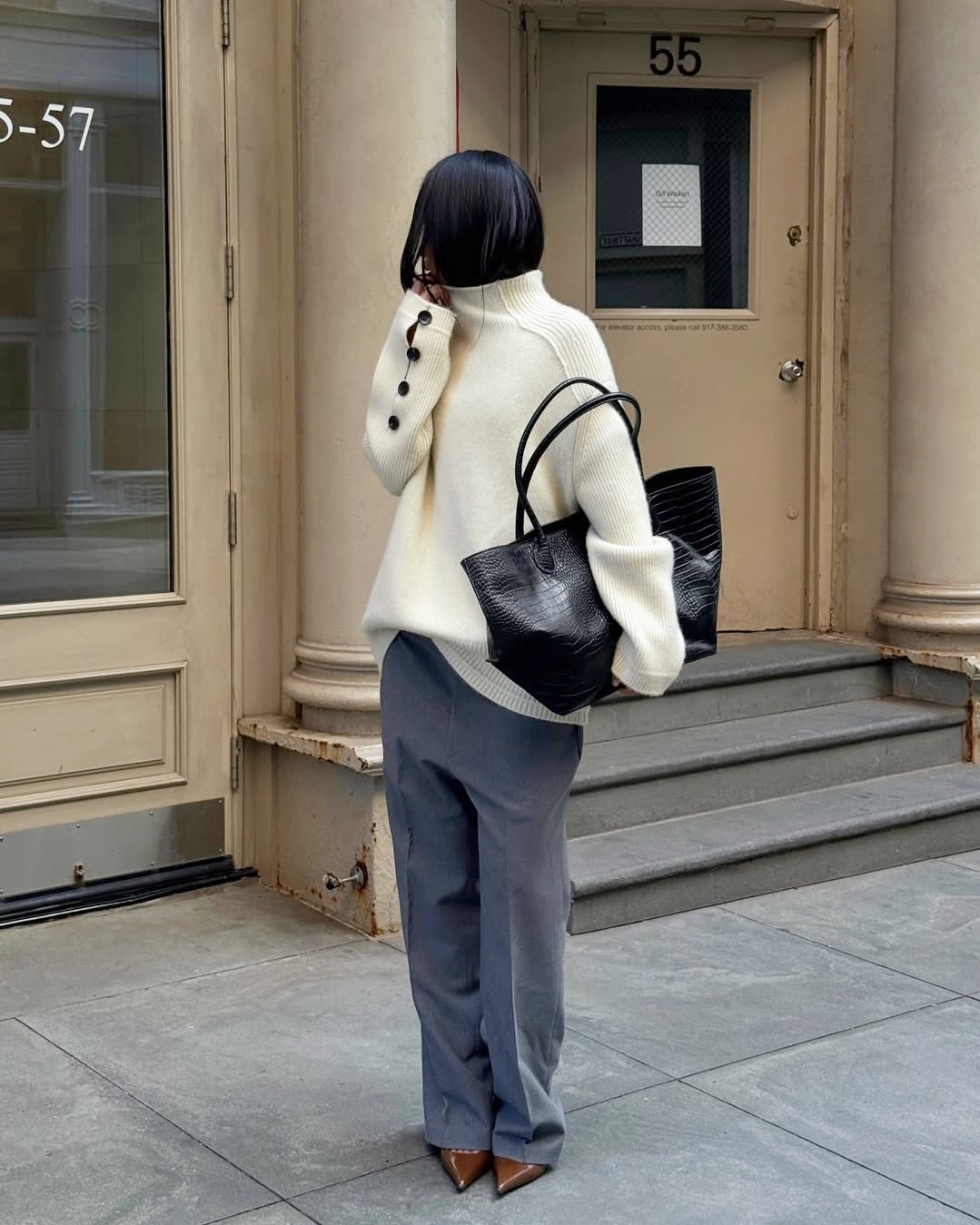 Cũng với các món đồ như trên, chọn áo dáng rộng buông ngoài quần thay vì sơ vin, phối giày mũi nhọn, bạn đã có một diện mạo khác.