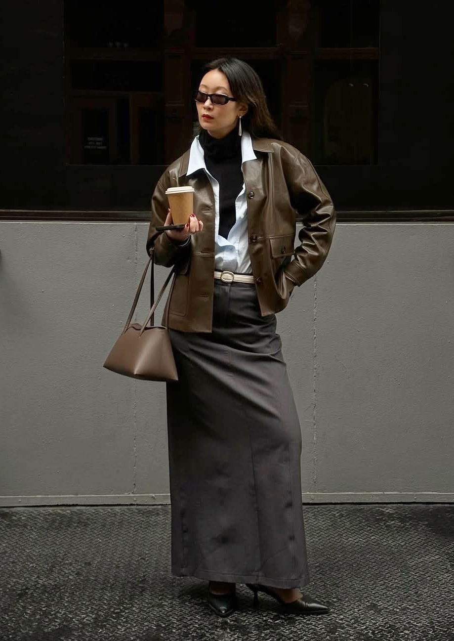 Với áo khoác da dáng Harrington có cổ và túi, hãy phối nhiều layer với sơ mi và áo giữ nhiệt, kèm chân váy dáng cột.