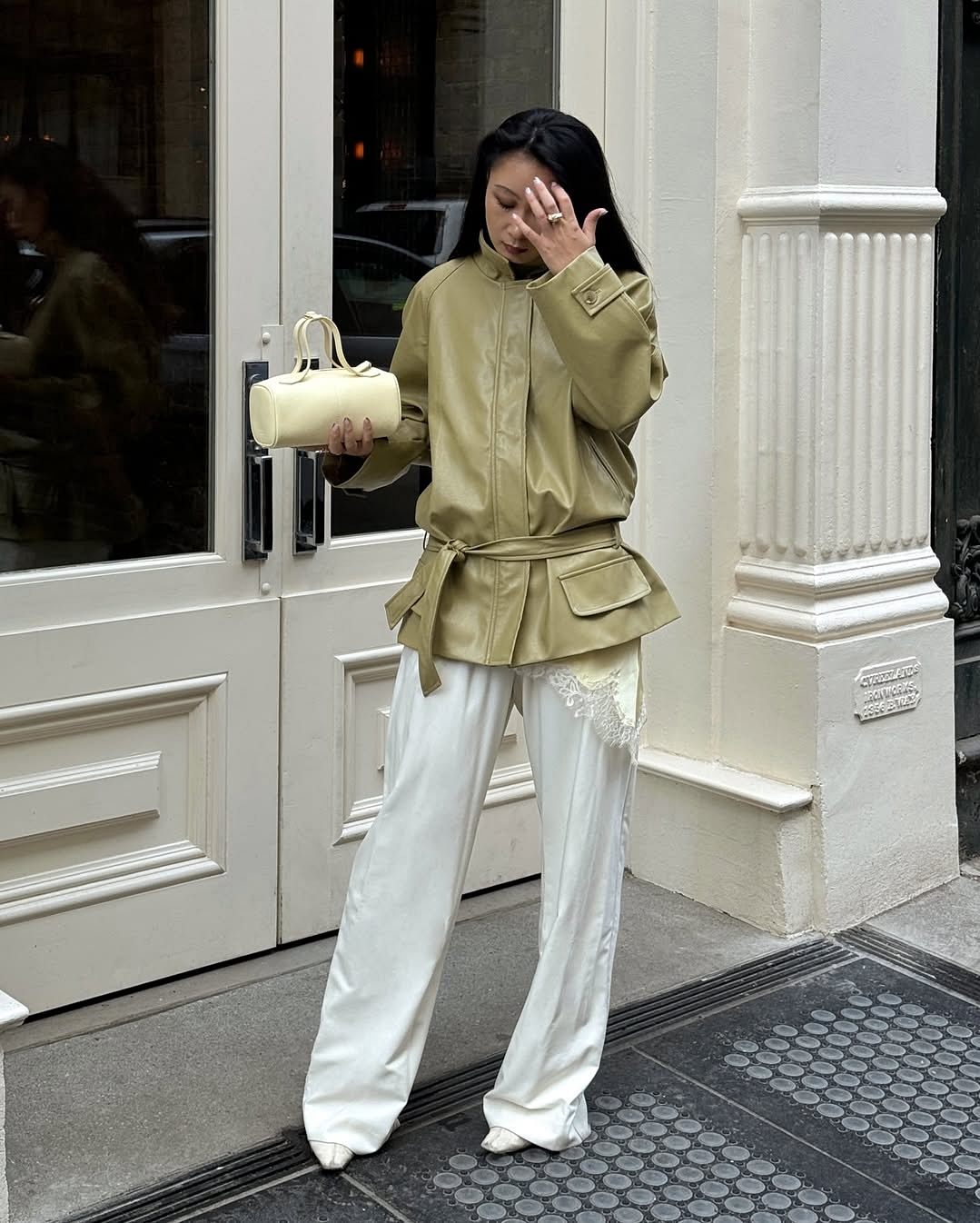 Các cô gái còn có thể thử kiểu áo khoác da mềm dáng suông dài thắt đai đi kèm quần lụa ống suông.