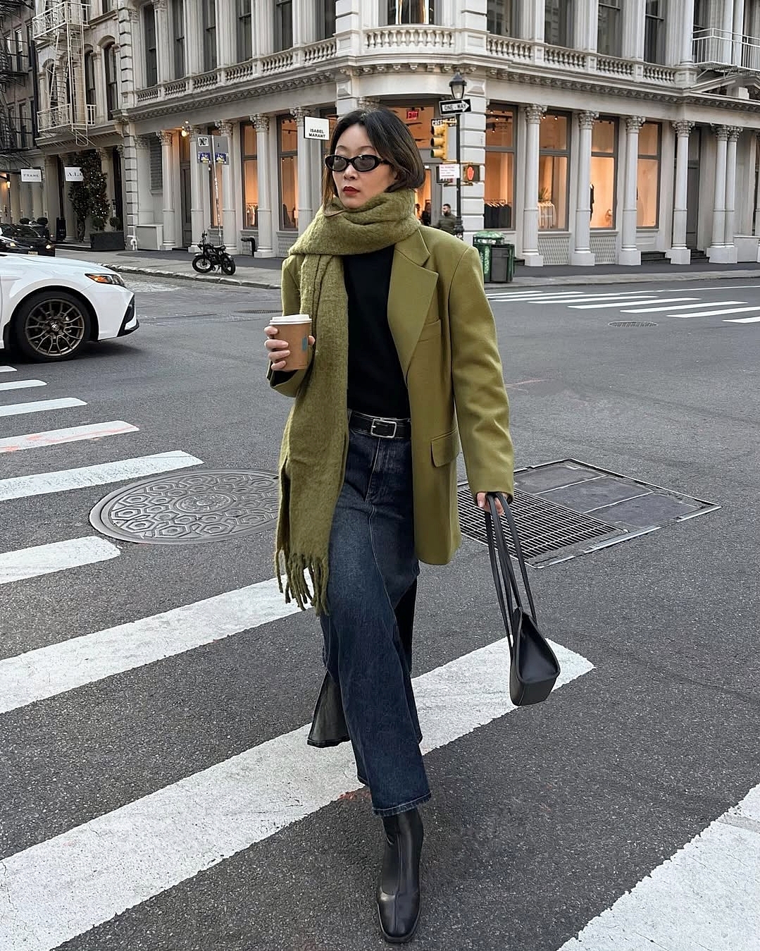 Tương tự, áo len mỏng và chân váy denim, nhấn bằng blazer màu xanh olive, bốt cao cổ, tạo cảm giác phóng khoáng, thải mái hơn nhưng vẫn giữ được vẻ thanh lịch.