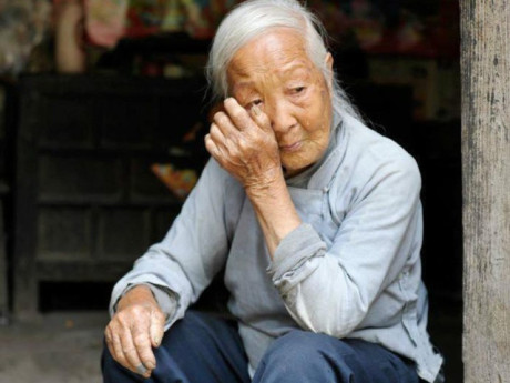 Thiên vị con cả giàu có, bạc đãi con út nghèo khó: Mẹ già nhận quả báo khi bệnh tật ập đến