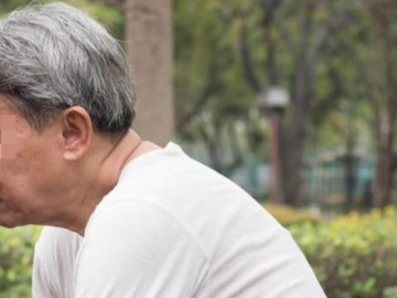 Nhặt rác, ăn đồ thừa để cho con gái du học, người cha tật nguyền nghẹn đắng khi con nói một câu