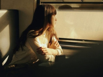 Con gái bị bắt nạt suốt 1 năm nhưng câu nói của mẹ mới là 'nhát dao' khiến con sụp đổ