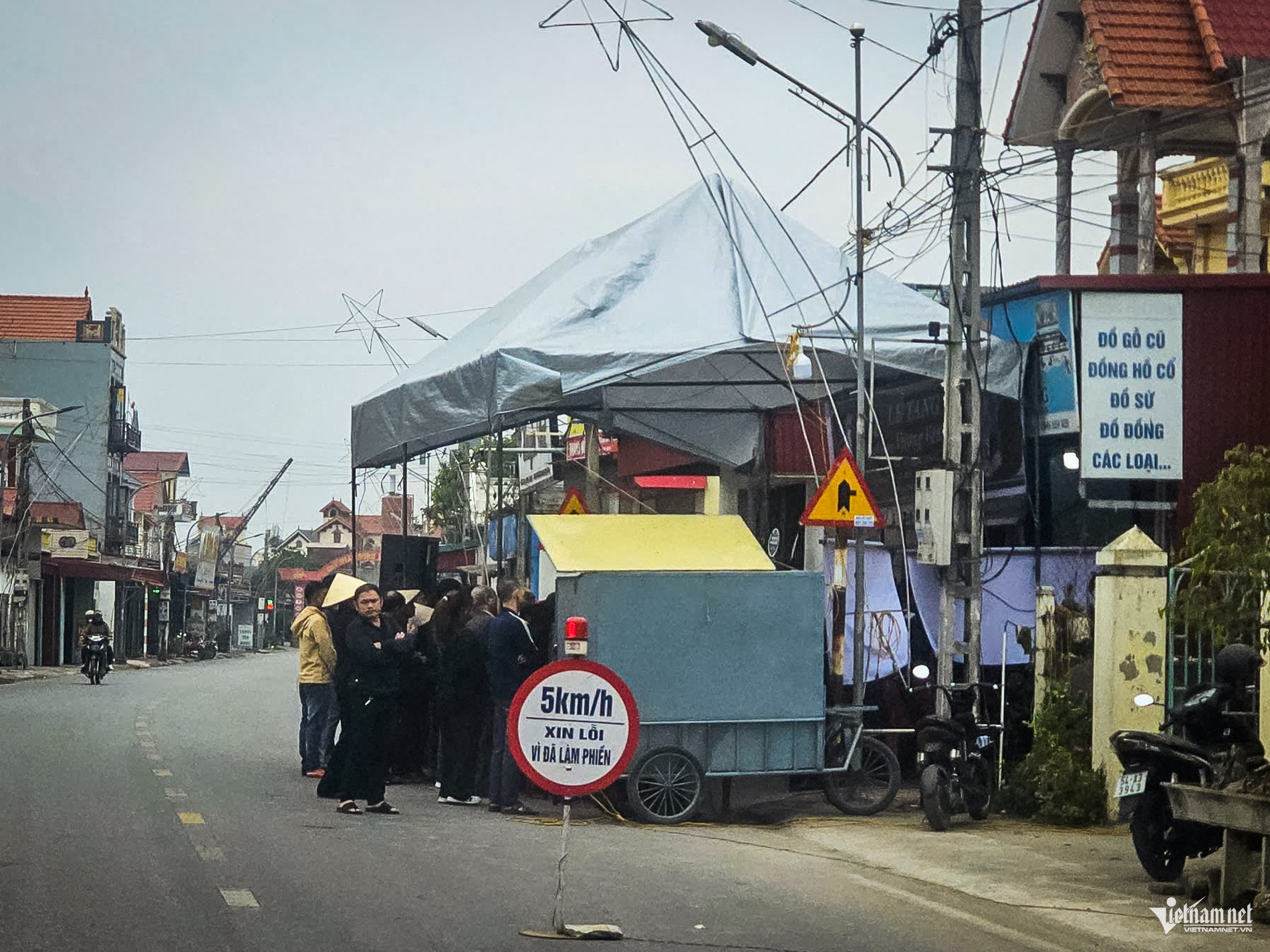 Đám tang anh Vương Văn T. tại xã Hải Tiến. Ảnh: T. Tùng