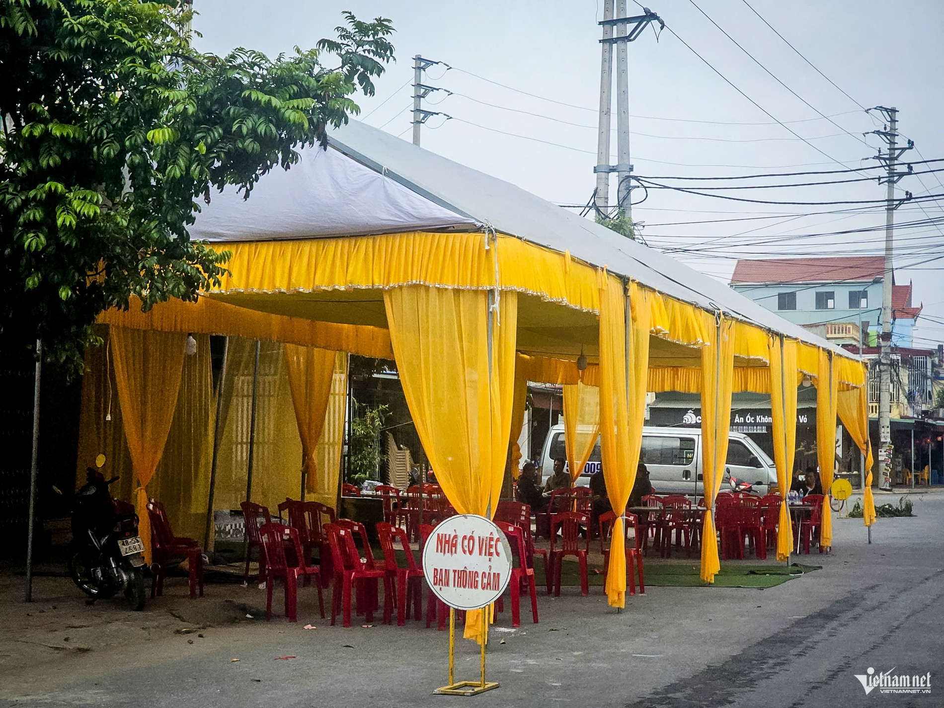 Gia đình lo hậu sự cho bà Trần Thị V. tại nhà riêng ở xã Hải Thịnh. Ảnh: T.Tùng