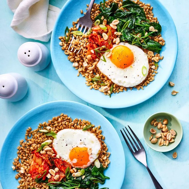 Bữa sáng với ngũ cốc nguyên hạt, rau bina và trứng chiên.
