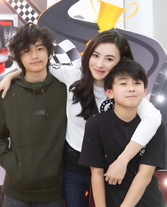 Trương Bá Chi và hai con trai. Ảnh: Weibo