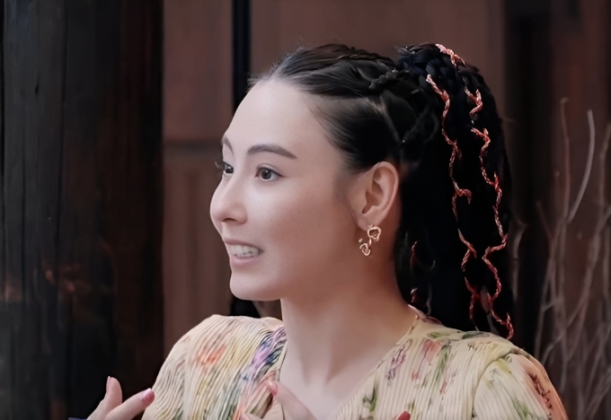 Trương Bá Chi trong chương trình Hoa nở dọc đường 2. Ảnh: Weibo