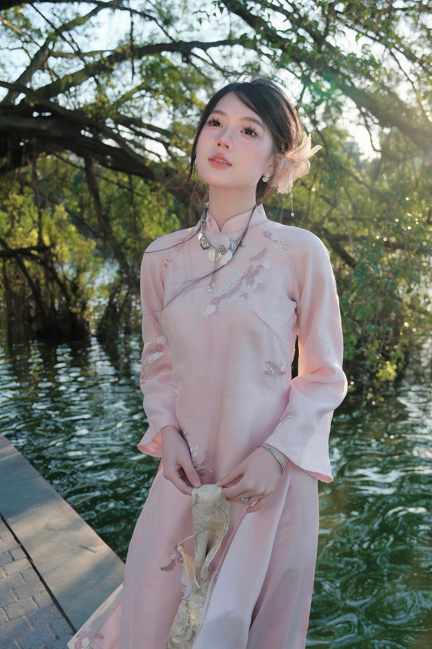 Lịch trình các amp;#34;nàng thơamp;#34; cuối năm: Chụp ảnh áo dài ở Hồ Gươm, ngắm hoa cỏ ở công viên - 4