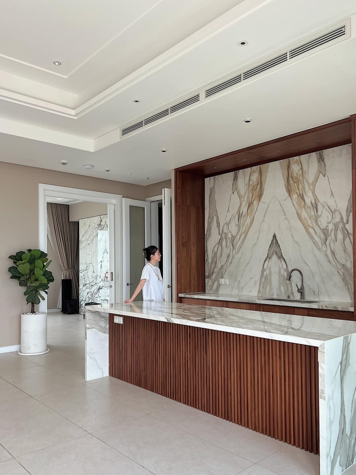 Phong cách thiết kế khá sang trọng, hiện đại, tận dụng ánh sáng tự nhiên. Các vật dụng nội thất đều vô cùng cao cấp, đến từ các thương hiệu nổi tiếng.