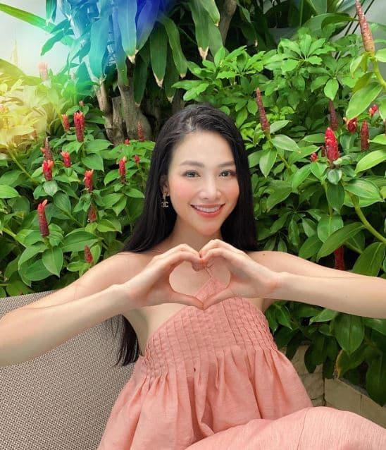 Cây xanh xung quanh nhà tạo cảm giác thư thái cho người đẹp.