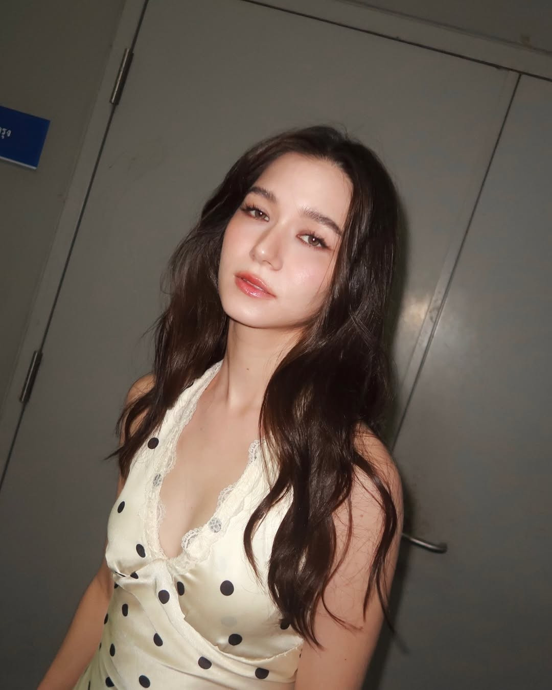 Nữ ca sĩ mang dòng máu Thái - Bỉ được khen trẻ đẹp hơn so với độ tuổi.