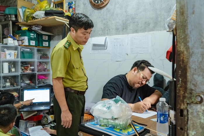 VIDEO: Đột kích căn nhà ở Bình Thạnh, phát hiện 202 con kỳ nhông nuôi nhốt trái phép - 3