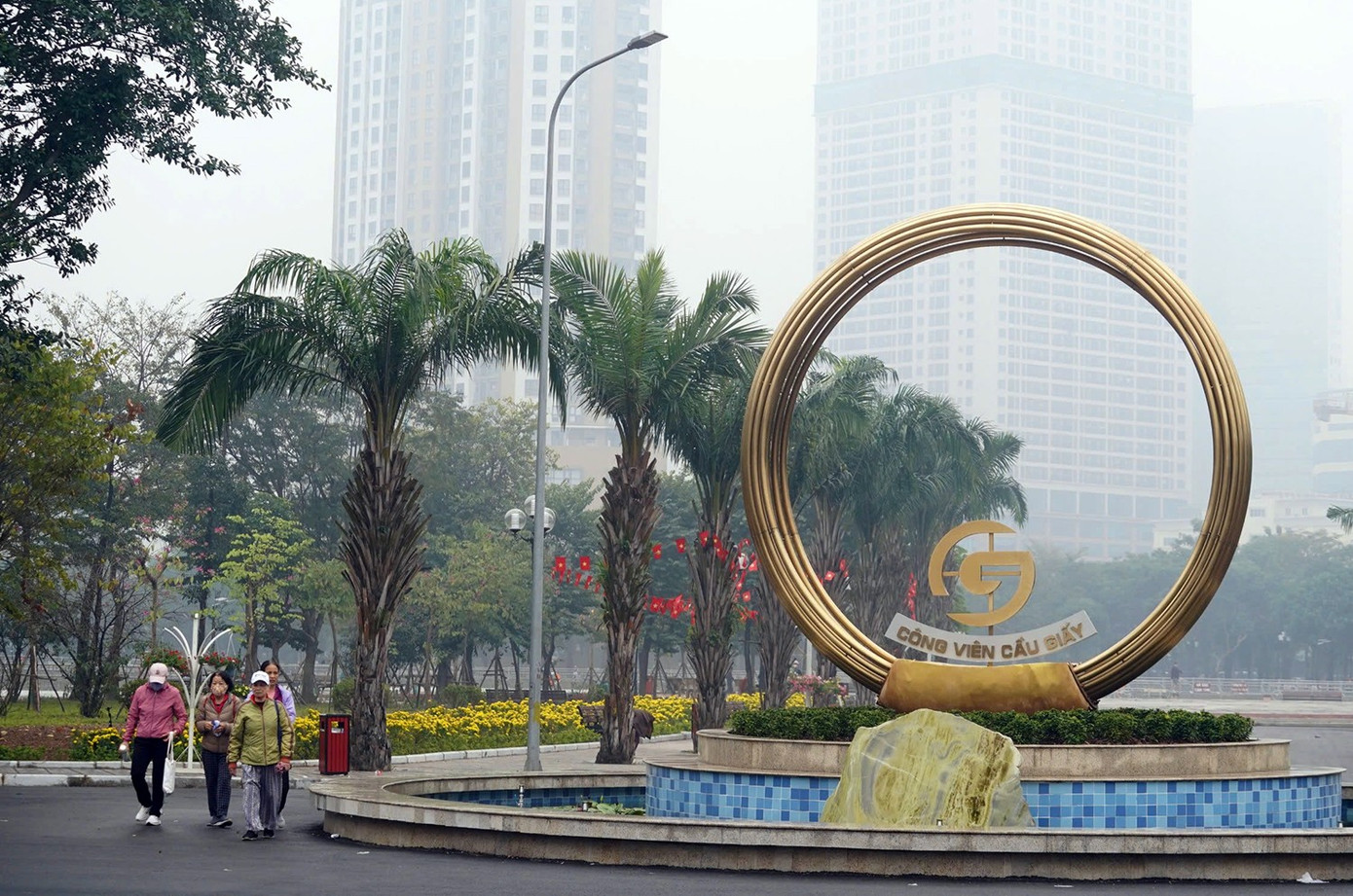 Tại Công viên Cầu Giấy, khu sân chơi trung tâm ít bóng người. Các nhóm dưỡng sinh vốn tập đông mỗi sớm chuyển sang vị trí ít sương hơn và đều đeo khẩu trang. Một số bài tập thở sâu bị cắt giảm hoàn toàn.